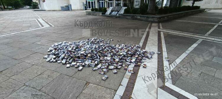 Пушач изхвърли стотици празни цигарени кутии до паметника в центъра на Момчилград