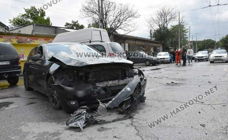БМВ поднесе в дъжда и удари 4 паркирани автомобила