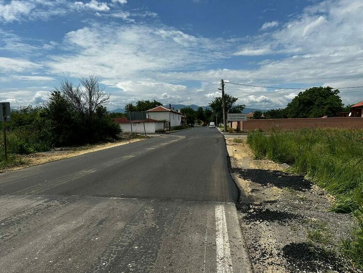 Асфалтиран е главният път до село Патриарх Евтимово 