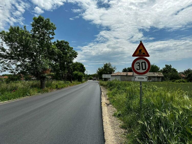 Асфалтиран е главният път до село Патриарх Евтимово 