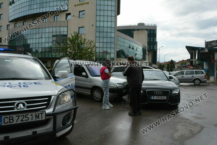 Млада водачка с Ауди се заби в Пежо до Първа поликлиника