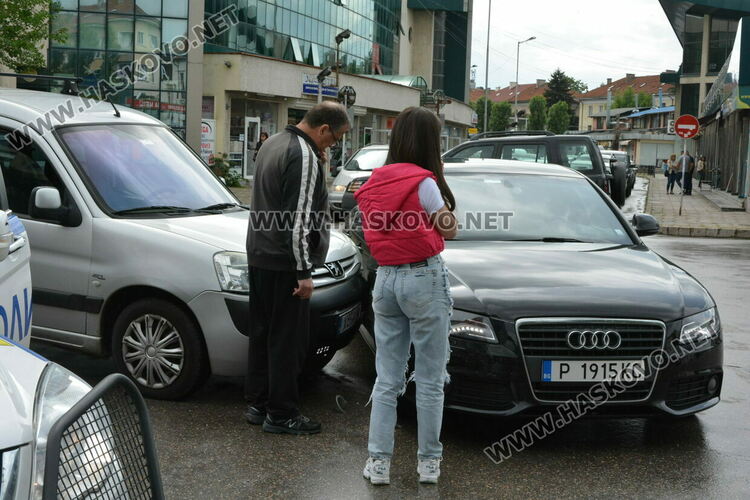 Млада водачка с Ауди се заби в Пежо до Първа поликлиника