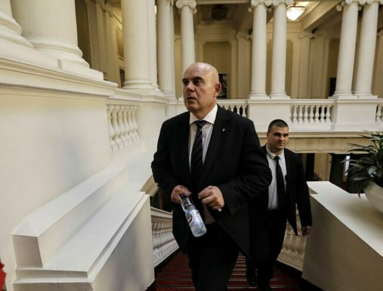 Гешев поиска от Конституционния съд тълкуване на текст от основния закон относно мандата и функциите на ВСС