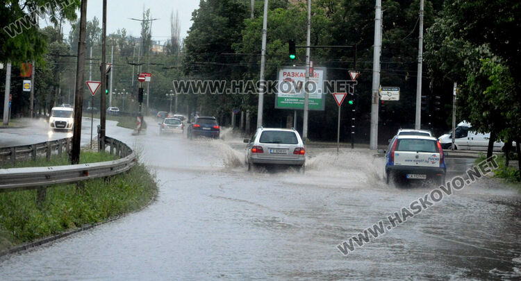 13 литра на кв.м. се изляха този следобед в Хасково