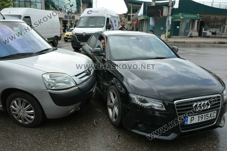 Млада водачка с Ауди се заби в Пежо до Първа поликлиника