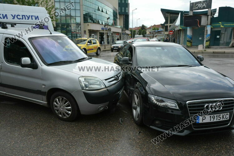 Млада водачка с Ауди се заби в Пежо до Първа поликлиника