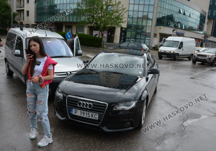 Млада водачка с Ауди се заби в Пежо до Първа поликлиника