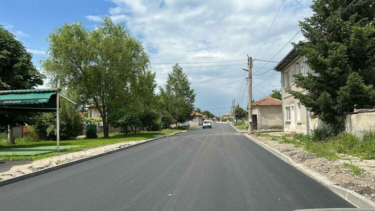 Асфалтиран е главният път до село Патриарх Евтимово 