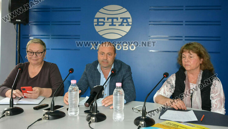 на снимката отляво на дясно: Калина Монева, Тодор Атанасов, Илияна Михова