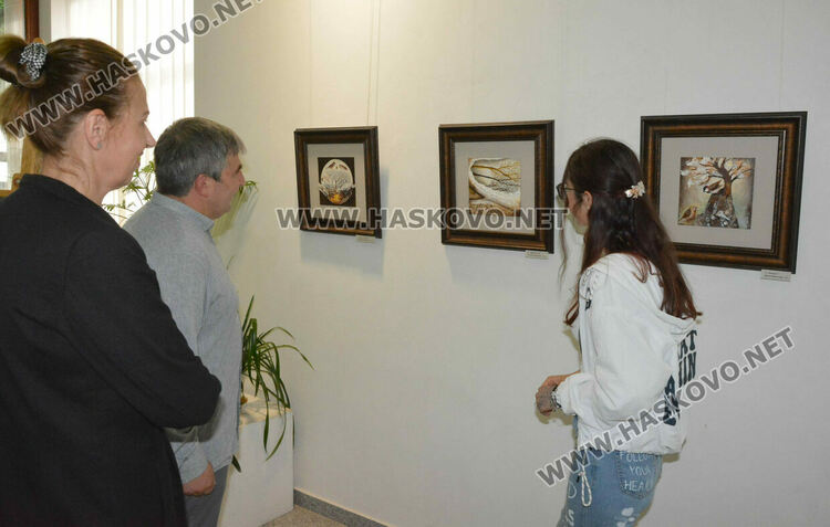 Школа „Колорит„ показаха картини в галерия „Форум“ в изложба, посветена на 1-ви юни