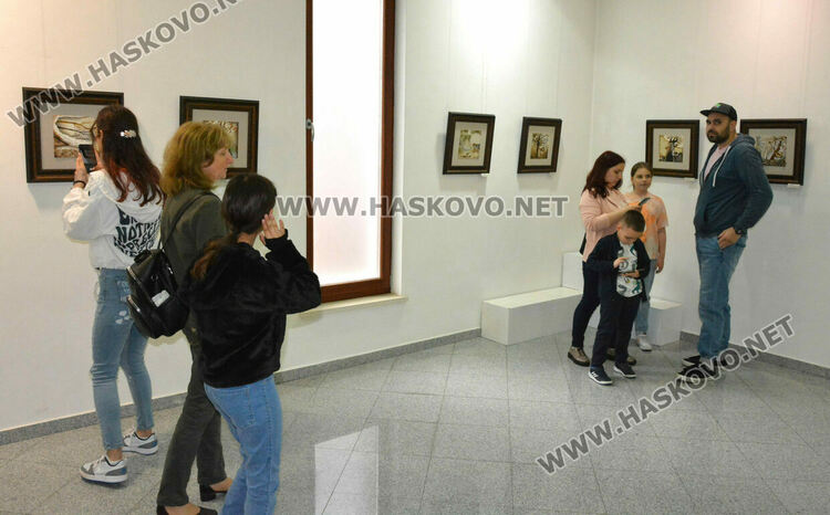 Школа „Колорит„ показаха картини в галерия „Форум“ в изложба, посветена на 1-ви юни