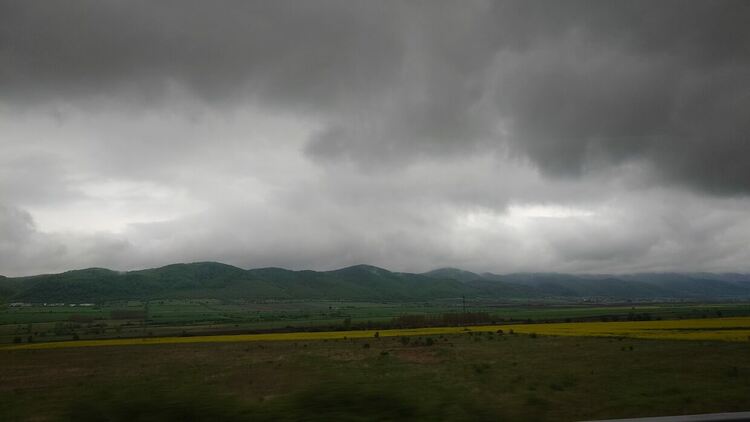 Облачно и дъждовно с гръмотевици и градушки