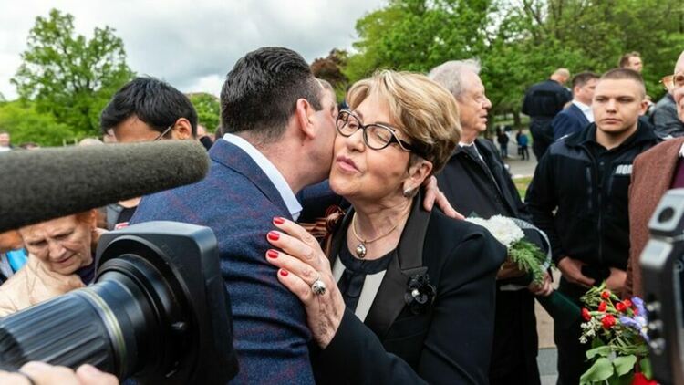 Посланик Елеонора Митрофанова и Калоян Паргов на честването на 9 май пред Паметника на съветската армия в София