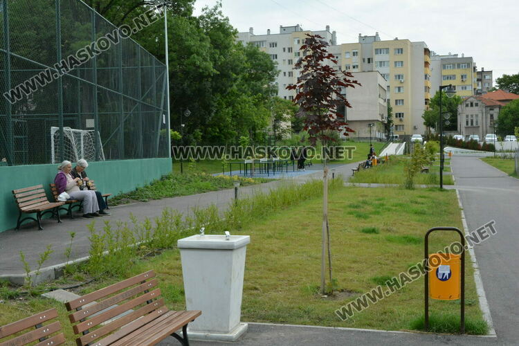Хасковлия: Изхвърлят безразборно отпадъци в парка над ДНА, скъсана е и мрежа