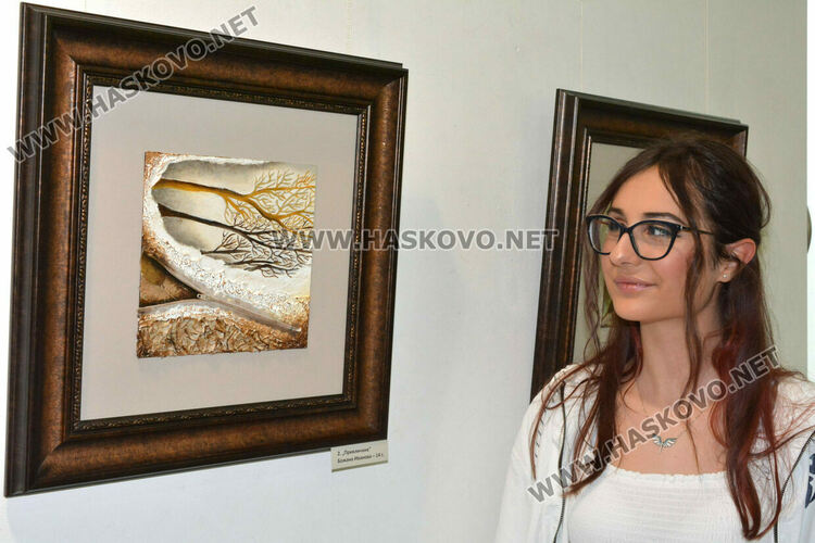 Школа „Колорит„ показаха картини в галерия „Форум“ в изложба, посветена на 1-ви юни