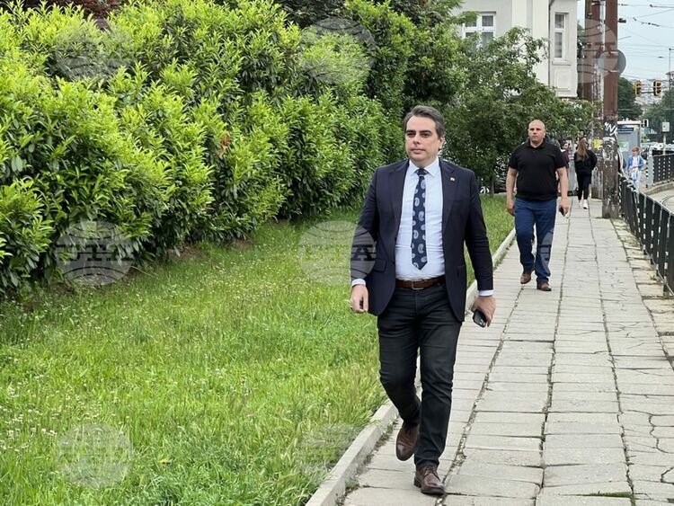 Асен Василев дава показания в Софийска районна прокуратура