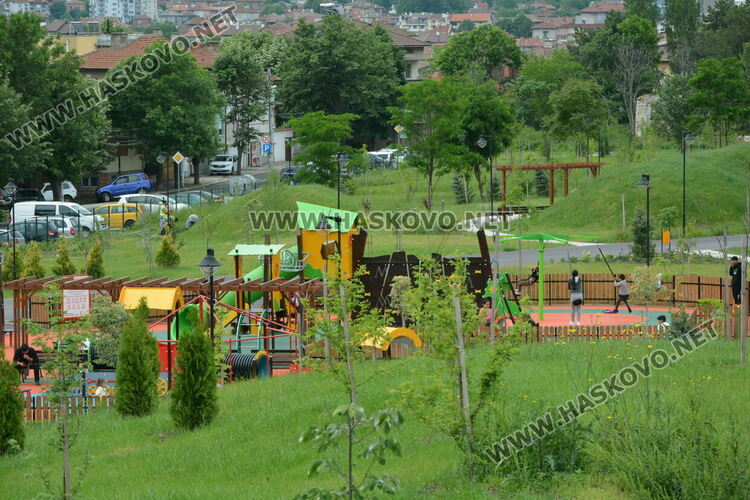 Хасковлия: Изхвърлят безразборно отпадъци в парка над ДНА, скъсана е и мрежа