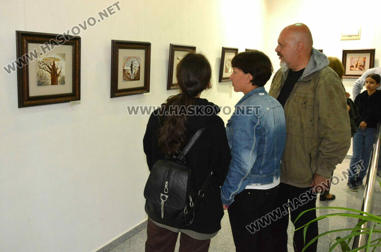 Школа „Колорит„ показаха картини в галерия „Форум“ в изложба, посветена на 1-ви юни