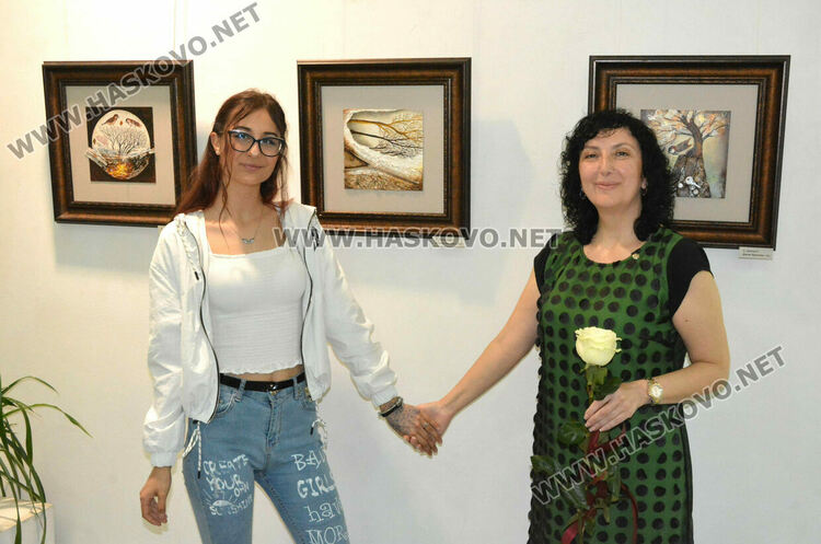 Школа „Колорит„ показаха картини в галерия „Форум“ в изложба, посветена на 1-ви юни