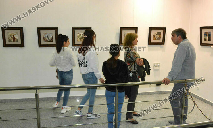 Школа „Колорит„ показаха картини в галерия „Форум“ в изложба, посветена на 1-ви юни