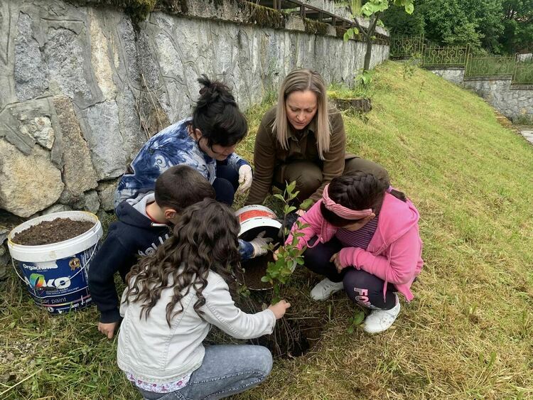 Бъдещи първокласници засадиха дръвчета в двора на ДГ „Славейче“ в Смолян