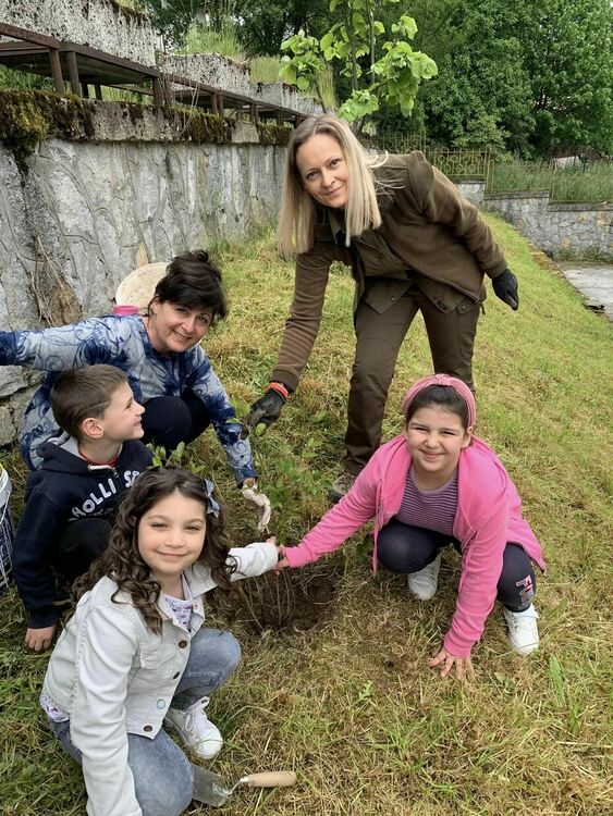 Бъдещи първокласници засадиха дръвчета в двора на ДГ „Славейче“ в Смолян
