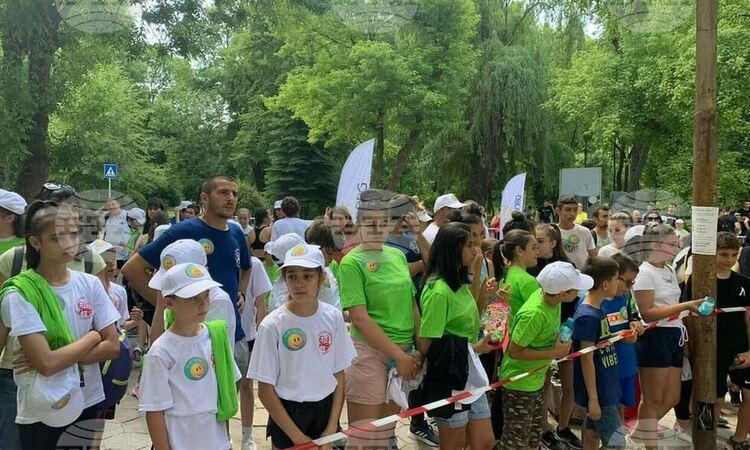 Стотици деца събра лекоатлетическият турнир „Бягай с усмивка“ в пернишкия квартал „Изток“