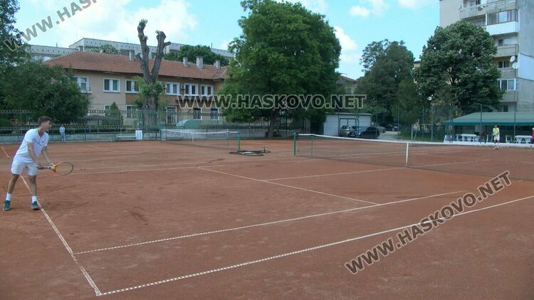 Изненада на осминафиналите на държавното първенство по тенис в Хасково