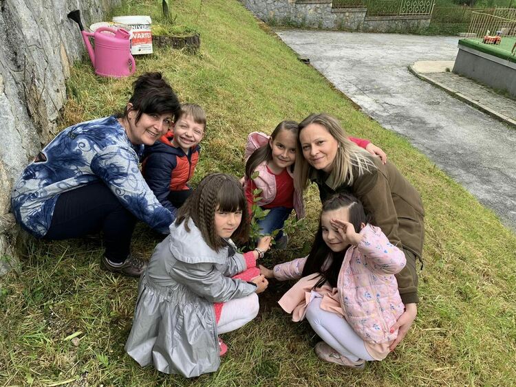 Бъдещи първокласници засадиха дръвчета в двора на ДГ „Славейче“ в Смолян