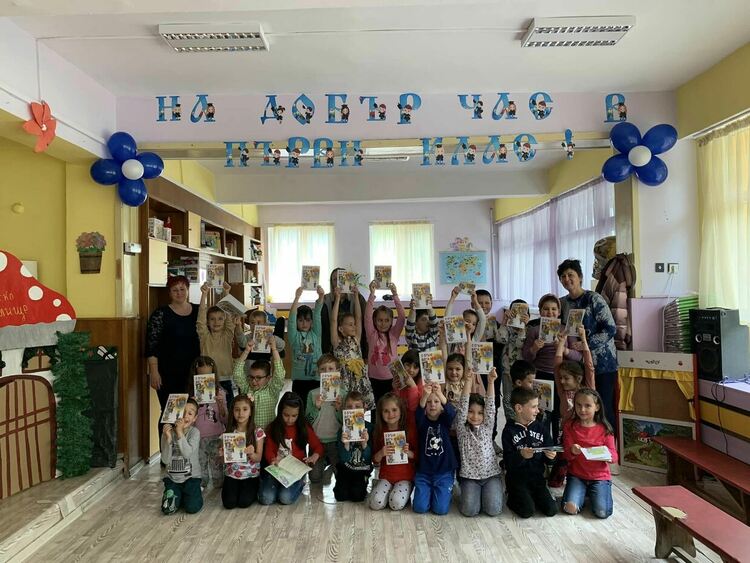 Бъдещи първокласници засадиха дръвчета в двора на ДГ „Славейче“ в Смолян