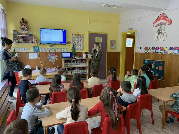 Бъдещи първокласници засадиха дръвчета в двора на ДГ „Славейче“ в Смолян