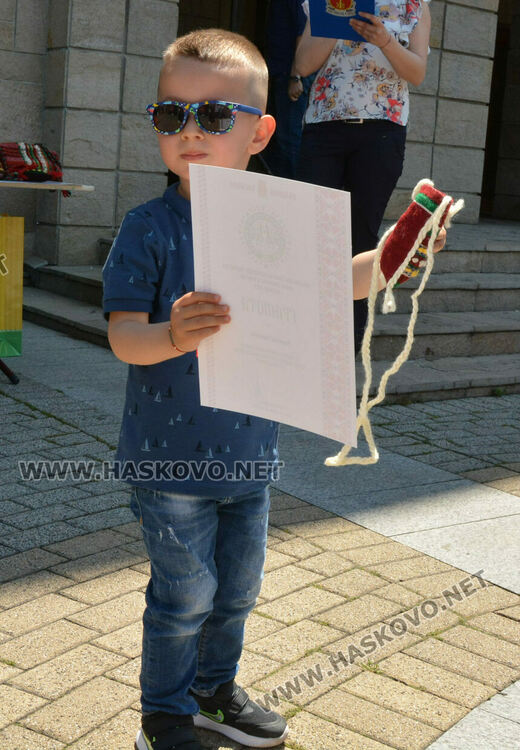 Наградиха деца за участие във фотосесията „Аз съм българче!“ за най-гиздава носия