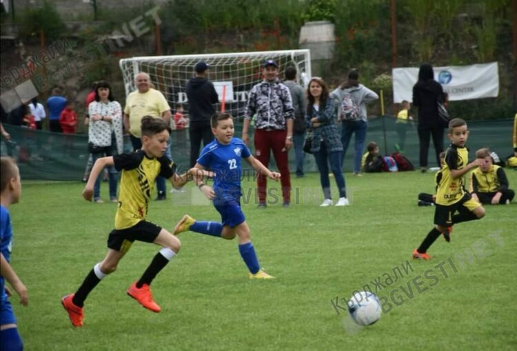 Футболна академия "Арда 1924" с подкрепата на Община Кърджали дари хиляди усмивки на деца от цяла България