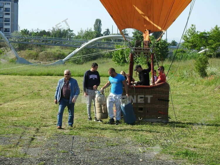 За първи път балон се издигна над Кърджали, кметът зарадва малчуганите за Деня на детето