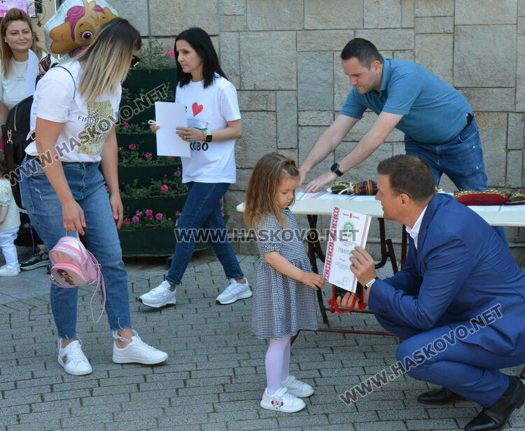 Наградиха деца за участие във фотосесията „Аз съм българче!“ за най-гиздава носия