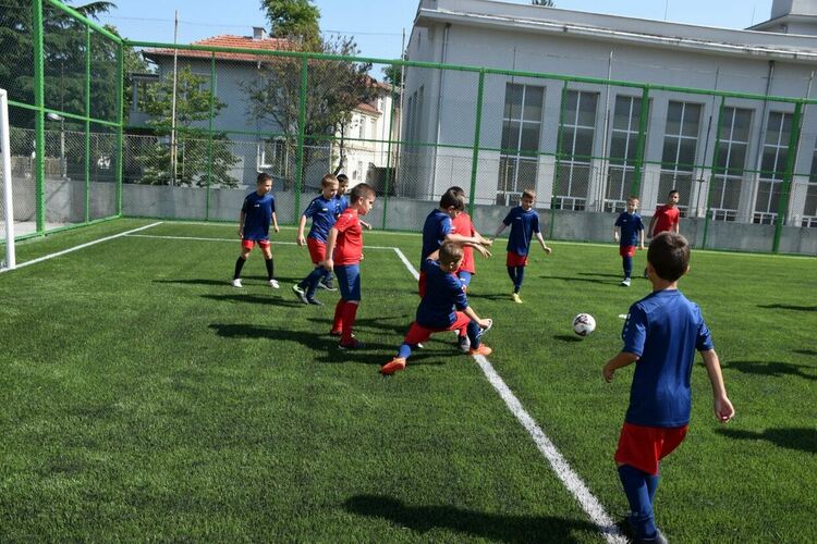 ОУ "Христо Ботев" в Асеновград вече разполага с игрище за мини футбол 