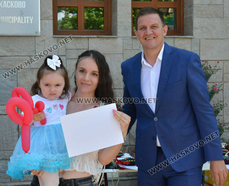 Наградиха деца за участие във фотосесията „Аз съм българче!“ за най-гиздава носия