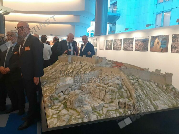 Изложба,посветена на скалния град на траките Перперикон бе открита в Европейският парламент