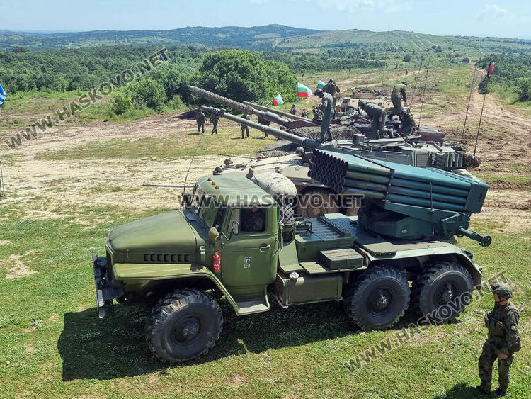 Демонстрират настъпателни бойни действия на учебен полигон „Корен“ 