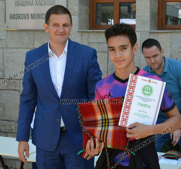 Наградиха деца за участие във фотосесията „Аз съм българче!“ за най-гиздава носия