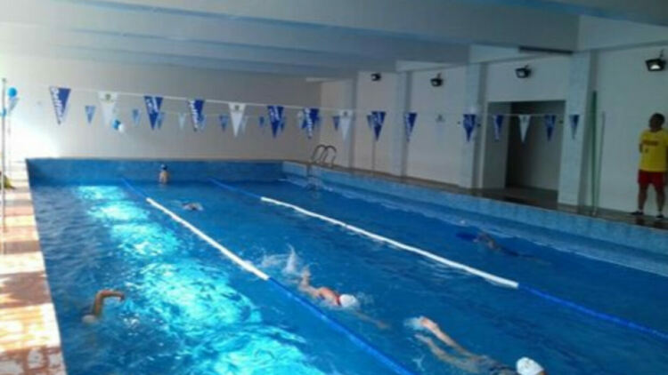 Община Перник ремонтира първия училищен басейн в града