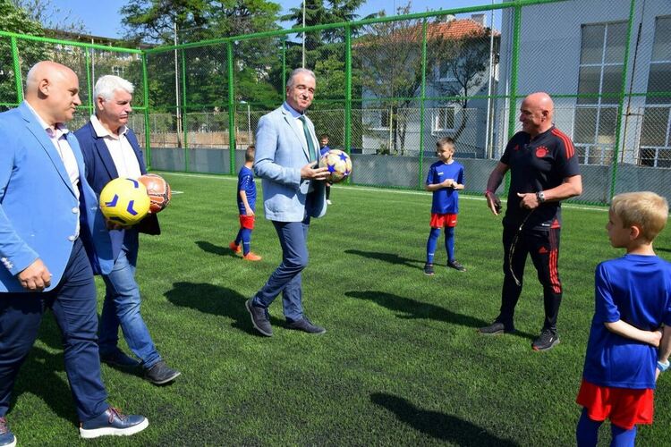 ОУ "Христо Ботев" в Асеновград вече разполага с игрище за мини футбол 