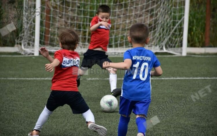 Футболна академия "Арда 1924" с подкрепата на Община Кърджали дари хиляди усмивки на деца от цяла България