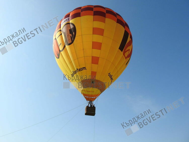За първи път балон се издигна над Кърджали, кметът зарадва малчуганите за Деня на детето