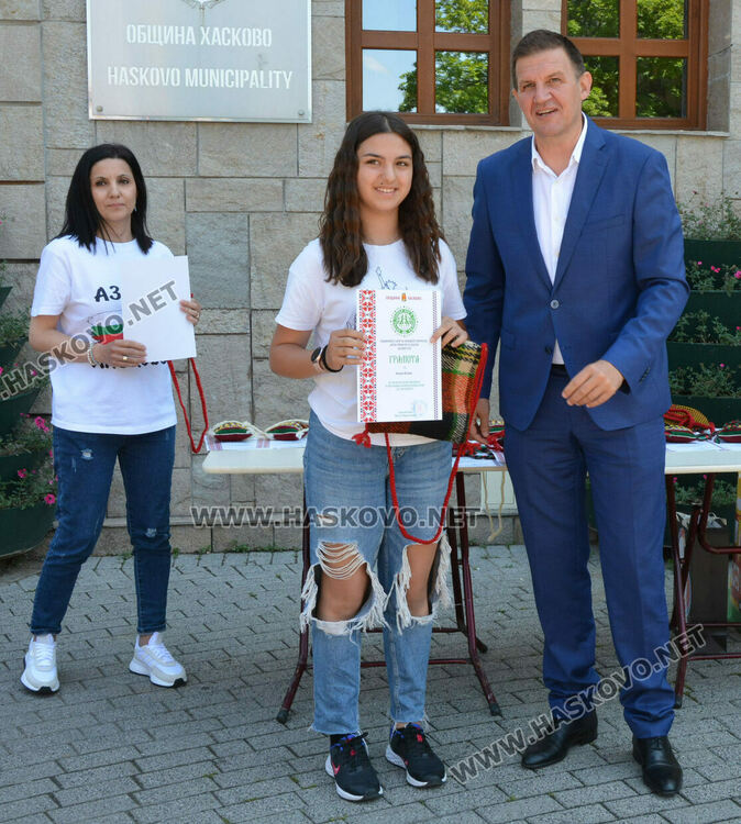 Наградиха деца за участие във фотосесията „Аз съм българче!“ за най-гиздава носия