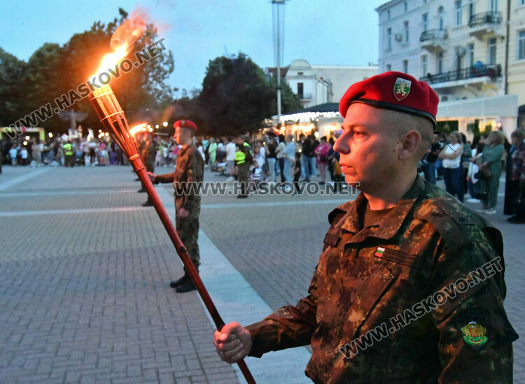 Заря в Хасково за Ботев и загиналите за свободата и независимостта на България
