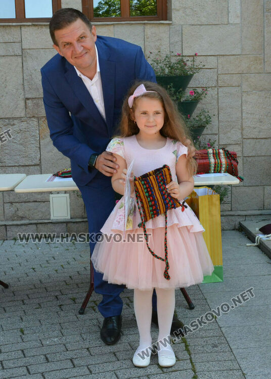 Наградиха деца за участие във фотосесията „Аз съм българче!“ за най-гиздава носия