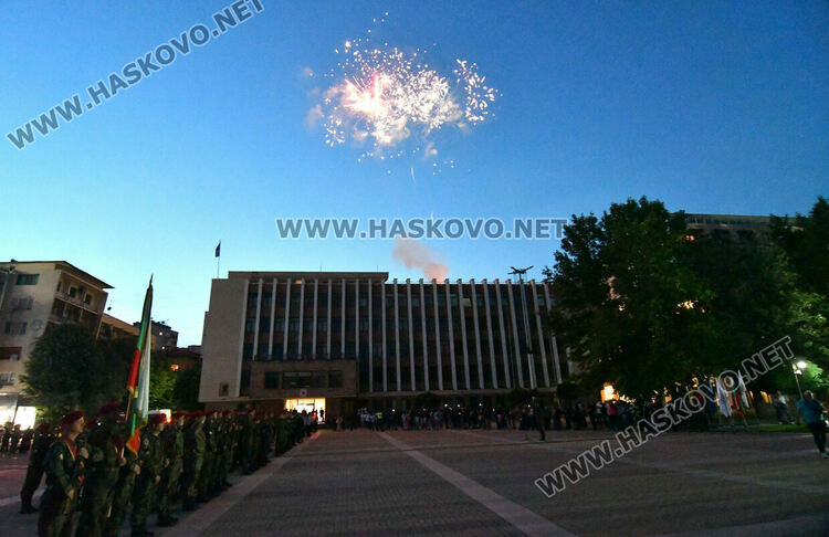 Заря в Хасково за Ботев и загиналите за свободата и независимостта на България
