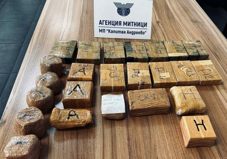 Откриха над 4.3 кг златни накити в тайник на автобус