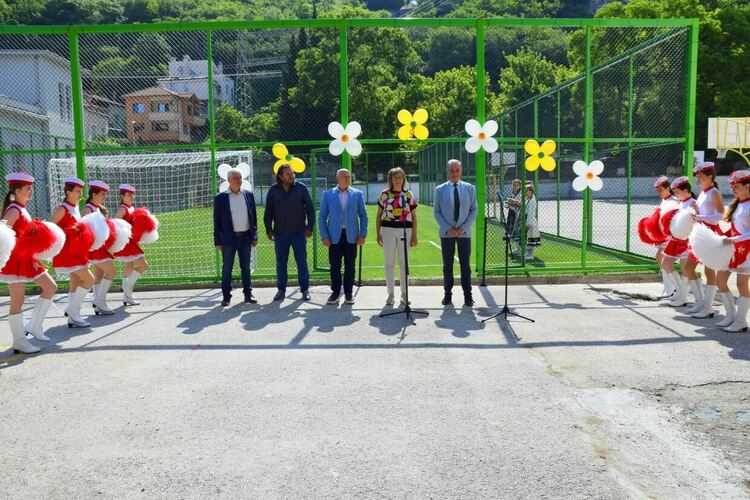 ОУ "Христо Ботев" в Асеновград вече разполага с игрище за мини футбол 